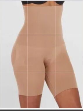 Spanx High Waisted Shape Wear Shorts. Size: Medium
